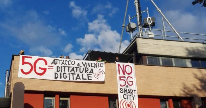Bergamo: Occupato un tetto che ospita un impianto 5G
