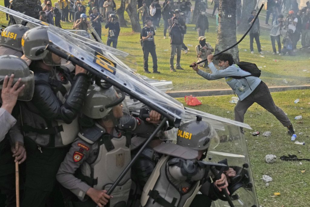 giacarta-scontri-durante-le-proteste-contro-la-nuova-legge-elettorale-ap-photo-dita-alangkara-2471858212