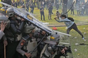 giacarta-scontri-durante-le-proteste-contro-la-nuova-legge-elettorale-ap-photo-dita-alangkara-2471858212