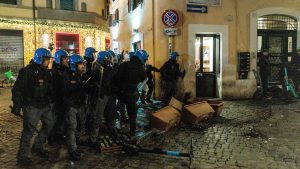 Roma-Manifestazione-degli-anarchici-per-chiedere-labolizione-del-regime-41-bis-ad-Alfredo-Cospito-nella-foto-disordini-con-tra-manifestanti-e-forze-dellordine-a-Trastevere